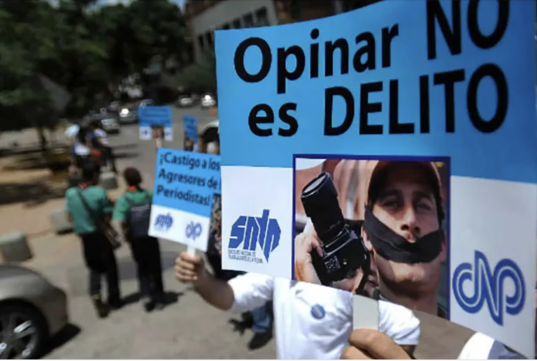 Periodistas presos o con orden de captura y medios bajo amenaza: crece la represión contra la prensa en Venezuela